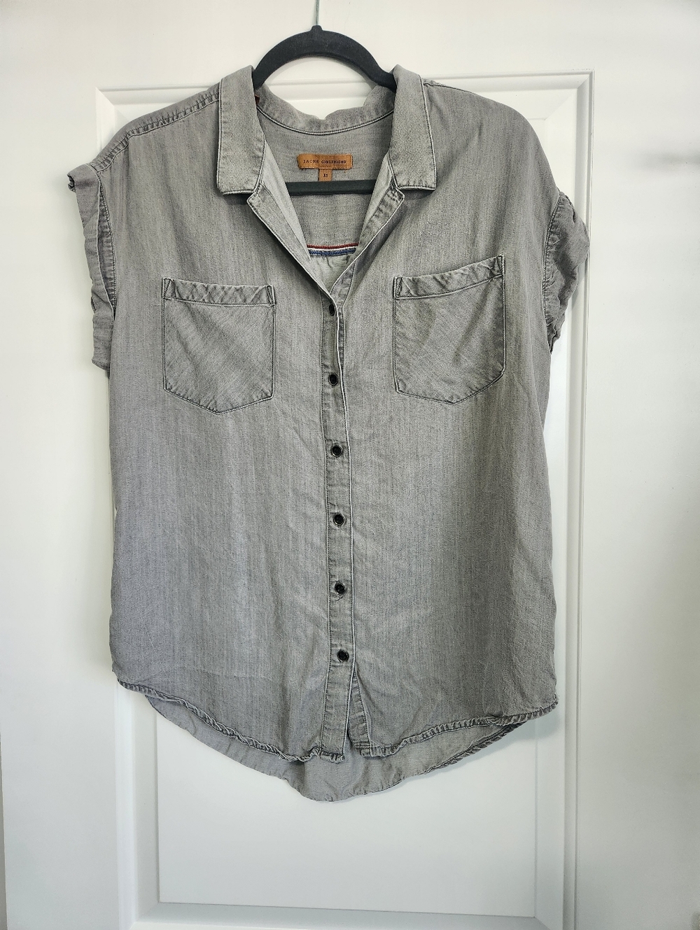 JACHS Girlfriend Light Gray Button-Down Shirt with Tan Label